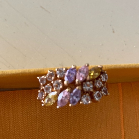 EUC Goldtone ring with pastel colored glass crystals - Picture 2 of 5